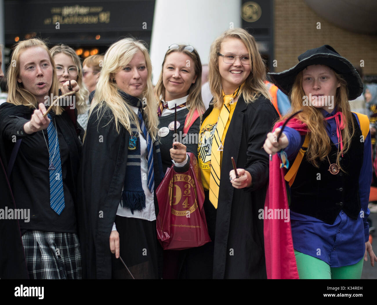 Harry Potter Fans In King S Cross Station Londons Heute Ist Der Tag Dass Albus Severus Potter Der Hogwarts Express An Bord Im Nachwort Von Harry Potter Und Die Heiligtumer Des Todes Stockfotografie