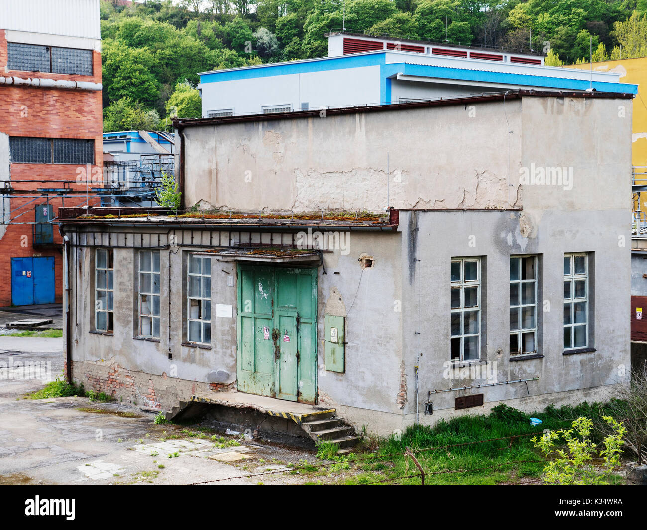 Fabrikgebäude mit Wasserbehälter. Tageslicht, bewölkter Himmel, die Website von Chemikern aus den 70er bis 90er Jahre. Chemische Industrie für Pharmazeutika. Stockfoto