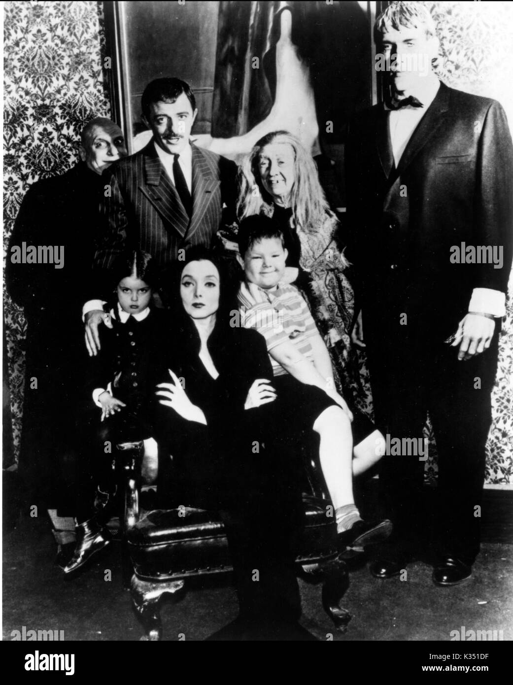 Die Addams Family hinten JACKIE COOGAN, JOHN ASTIN, BLOSSOM ROCK, TED CASSIDY VORNE LISA LORING, CAROLYN JONES, KEN WEATHERWAX Stockfoto
