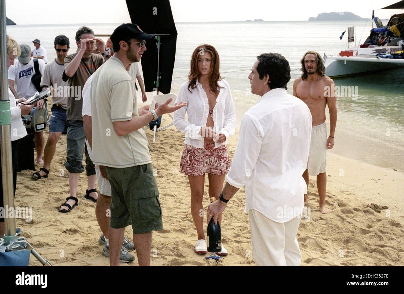 AUF EINMAL KAM POLLY REGISSEUR JOHN HAMBURG IN BASEBALLHUT LINKS, JENNIFER ANISTON, BEN STILLER AUF POLLY COPYRIGHT: UNIVERSAL WRITER UND DIRECTOR, JOHN HAMBURG, DEBRA MESSING, BEN STILLER, HANK AZARIA FI PRODUCTION 2000S Datum: 2004 Stockfoto