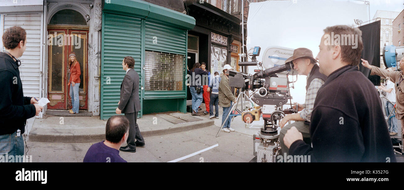 AUF EINMAL KAM POLLY COPYRIGHT: UNIVERSELLER SCHRIFTSTELLER UND REGISSEUR, JOHN HAMBURG, JENNIFER ANISTON, BEN STILLER UND GANZ RECHTS, DER KAMERAMANN, SEAMUS McGarvey FI PRODUCTION 2000s, KAM POLLY JENNIFER ANISTON in der Tür, BEN STILLER Datum: 2004 Stockfoto
