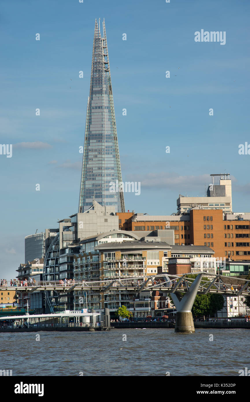 Der Shard, Southbank und Millennium Bridge, London Stockfoto
