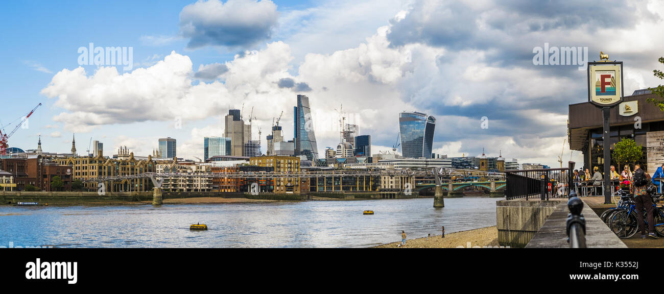 Panoramablick vom Gründer Arme am Südufer der Themse der legendären modernen Wolkenkratzer in der City von London Financial District Stockfoto