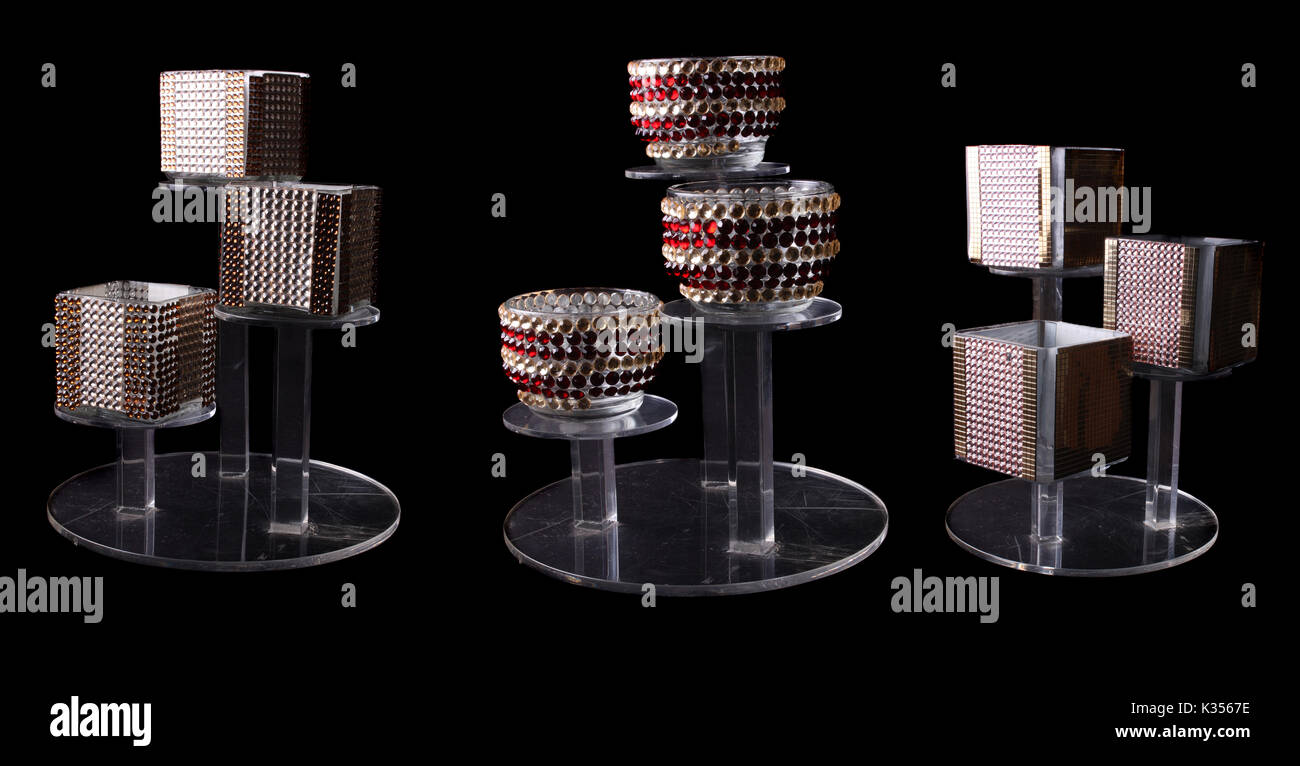 Eine Reihe von Designer Kerzenständer mit schönen verschiedenen Designs verziert mit dekorativen Steinen. Stockfoto