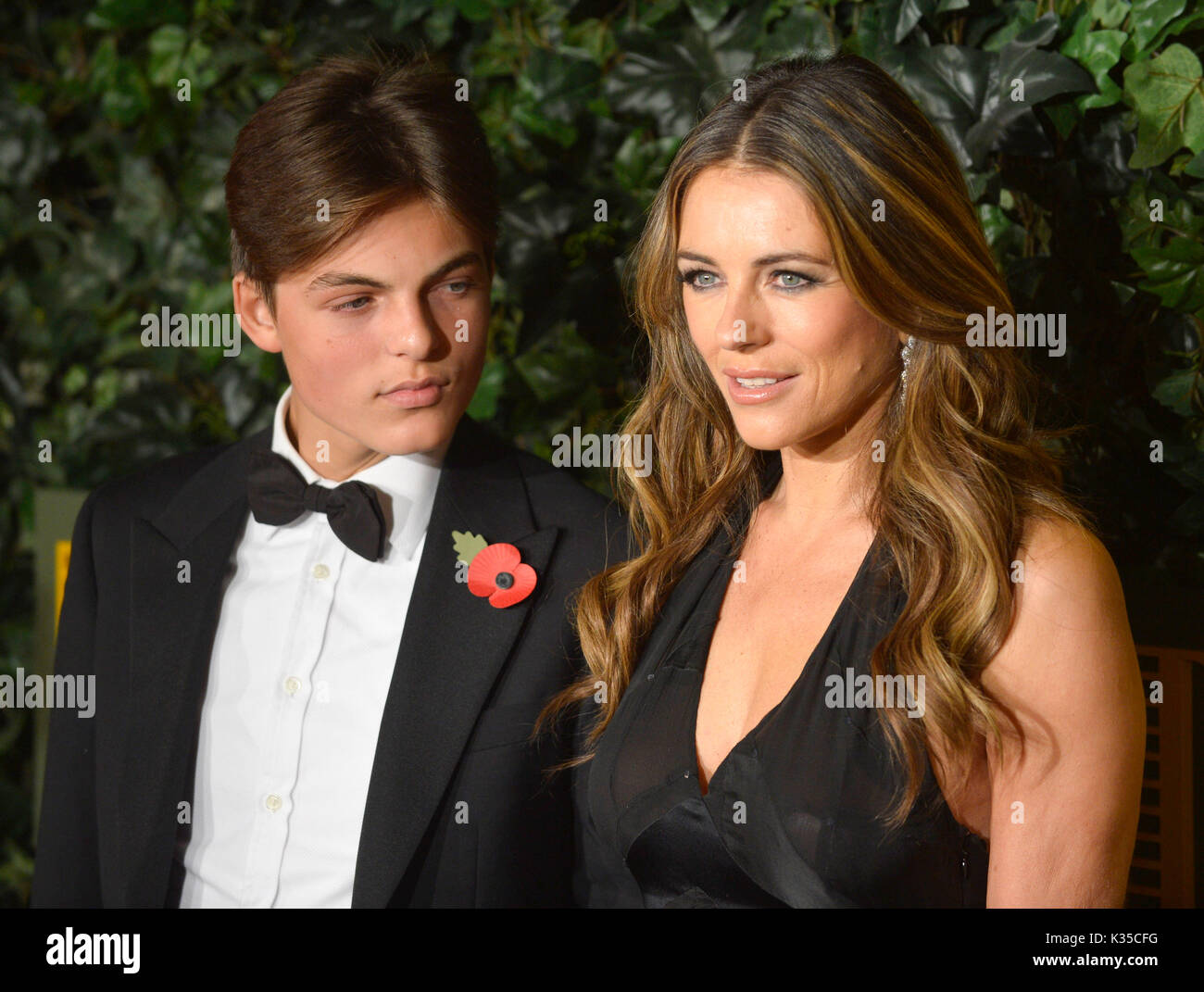 Foto muss Gutgeschrieben © Alpha Presse 080004 13/11/2016 Liz Hurley, Elizabeth und Sohn Damian Hurley an der London Evening Standard Theater Awards 2016 an der Old Vic Theatre in London statt. Stockfoto