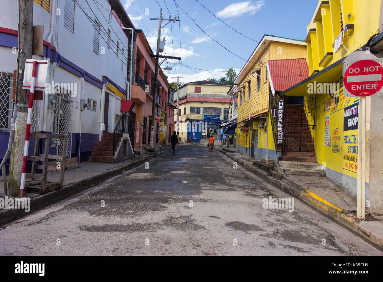 Port Antonio, Jamaika - Januar 1, 2014: unbekannte Menschen zu Fuß auf die bunten Straßen der Innenstadt von Port Antonio, Jamaika am Neujahrstag morni Stockfoto