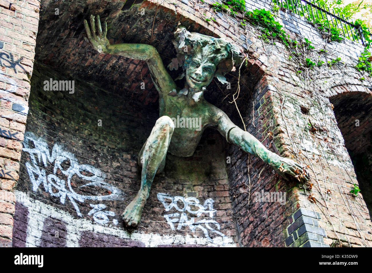 Die 'Spriggan' eine öffentliche Skulptur im Park, ein Naturschutzgebiet in einer stillgelegten Bahnstrecke, nördlich von London, Großbritannien Stockfoto