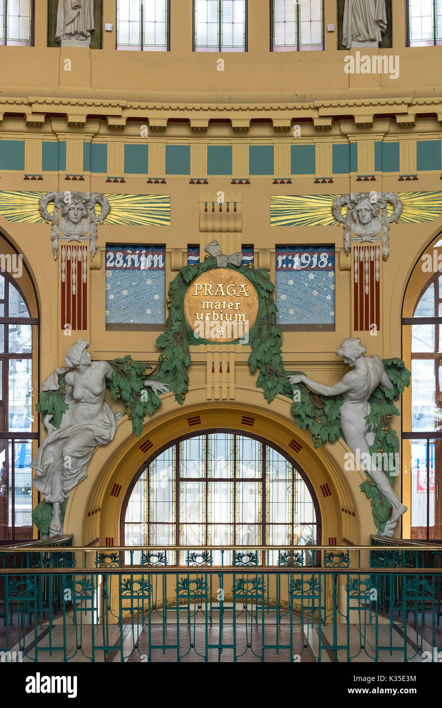 Prag. Der Tschechischen Republik. Interieur im Jugendstil der Prager Hauptbahnhof Praha Hlavní nádraží, entworfen von tschechischen Architekten Josef Fanta 1901-1909. Stockfoto