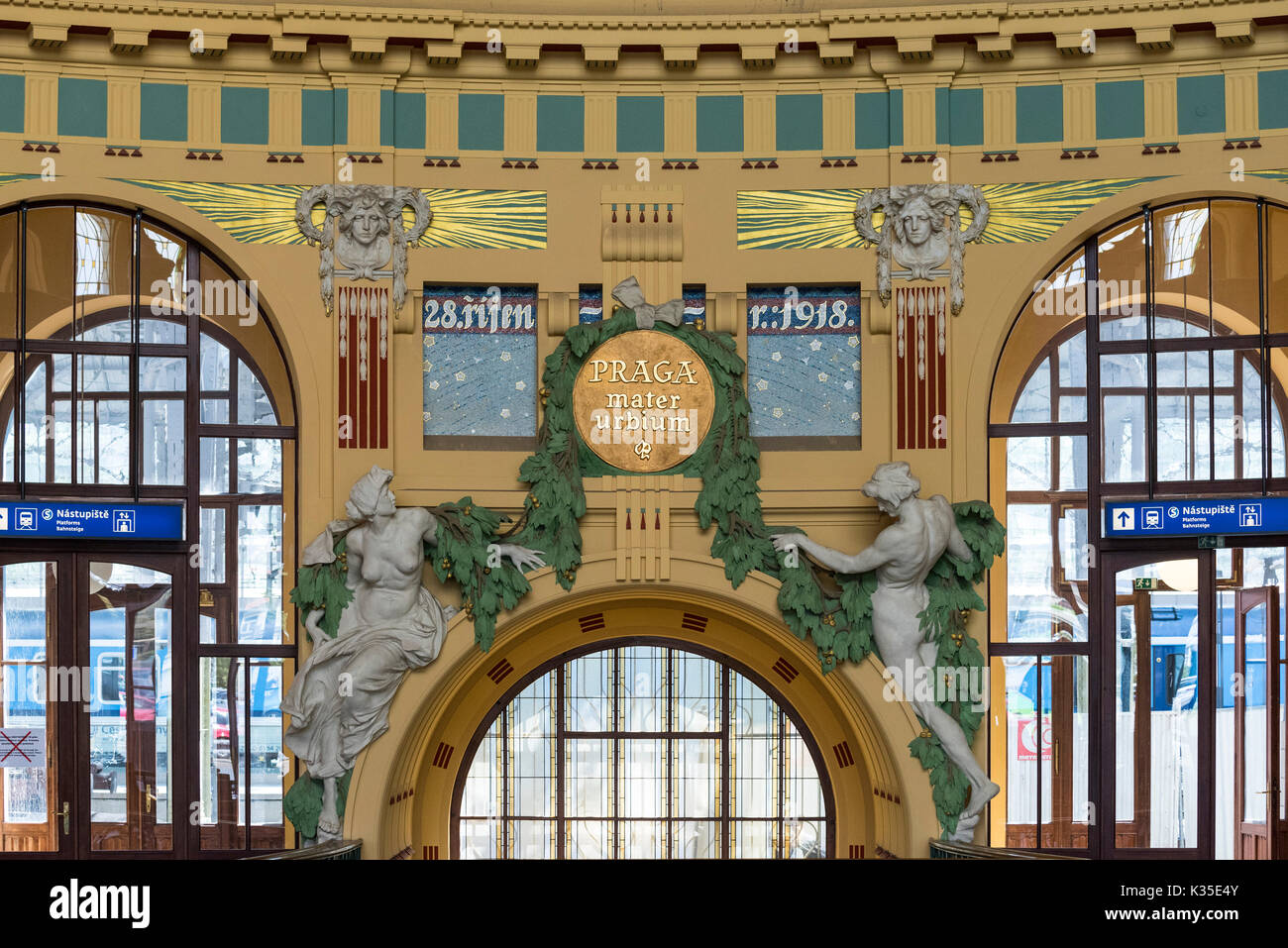 Prag. Der Tschechischen Republik. Interieur im Jugendstil der Prager Hauptbahnhof Praha Hlavní nádraží, entworfen von tschechischen Architekten Josef Fanta 1901-1909. Stockfoto