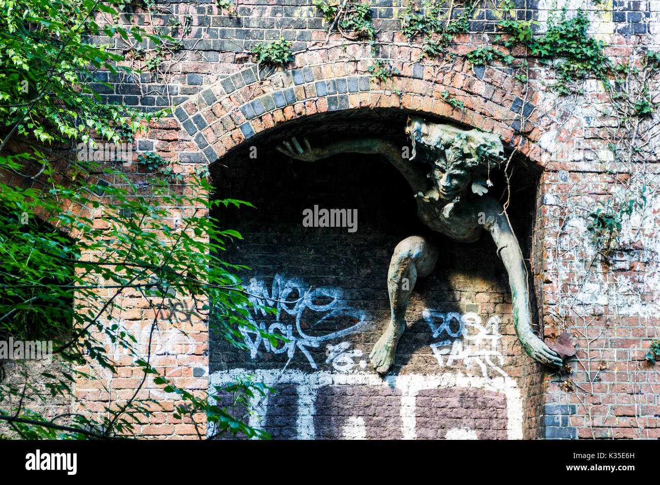Die 'Spriggan' eine öffentliche Skulptur im Park, ein Naturschutzgebiet in einer stillgelegten Bahnstrecke, nördlich von London, Großbritannien Stockfoto