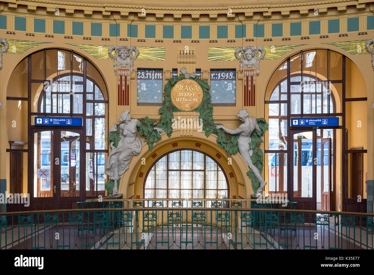 Prag. Der Tschechischen Republik. Interieur im Jugendstil der Prager Hauptbahnhof Praha Hlavní nádraží, entworfen von tschechischen Architekten Josef Fanta 1901-1909. Stockfoto