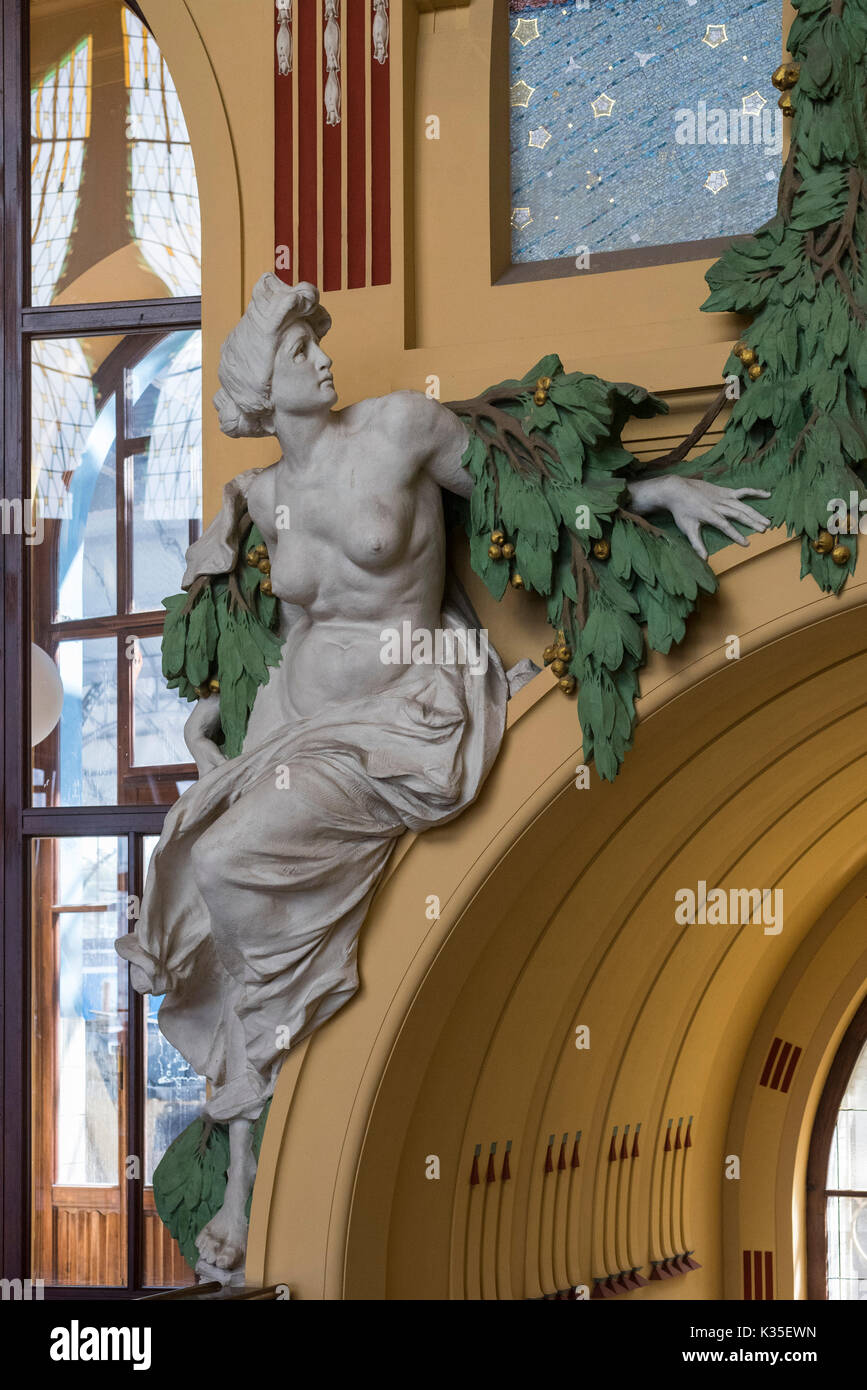 Prag. Der Tschechischen Republik. Interieur im Jugendstil der Prager Hauptbahnhof Praha Hlavní nádraží, entworfen von tschechischen Architekten Josef Fanta 1901-1909. Stockfoto