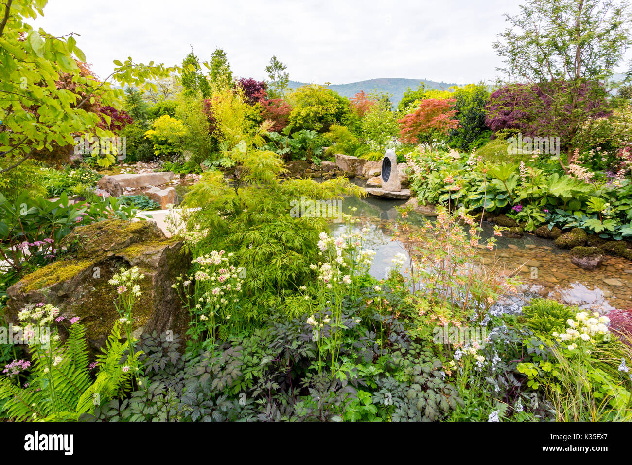 Ein markantes und bunten Show Garten im Frühjahr zeigen 2017 RHS Malvern, Worcestershire, England, Großbritannien Stockfoto