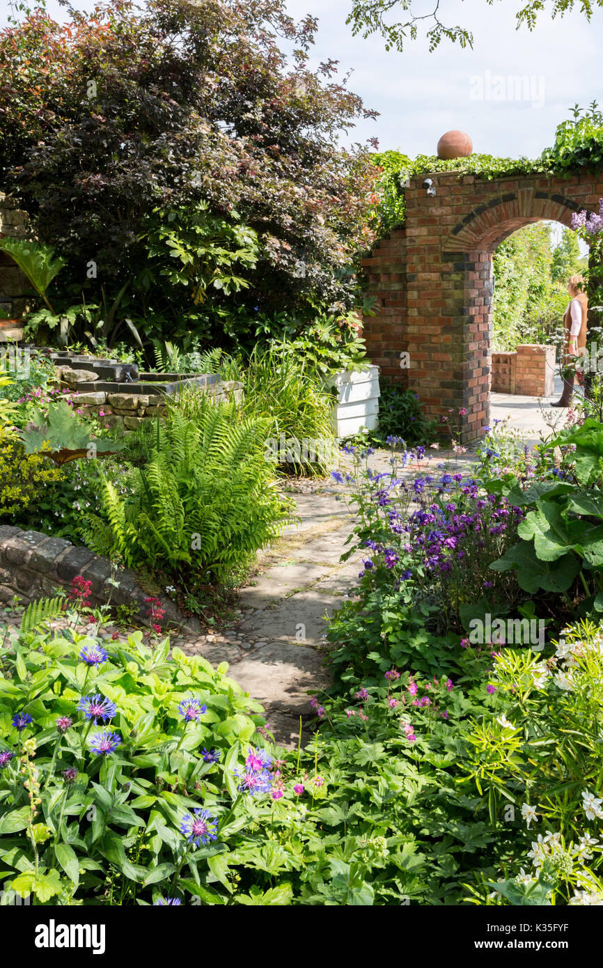 Eine eindrucksvolle und farbenprächtige Darstellung von Schatten liebende Pflanzen im Frühjahr 2017 RHS Malvern, Worcestershire, England, Großbritannien Stockfoto