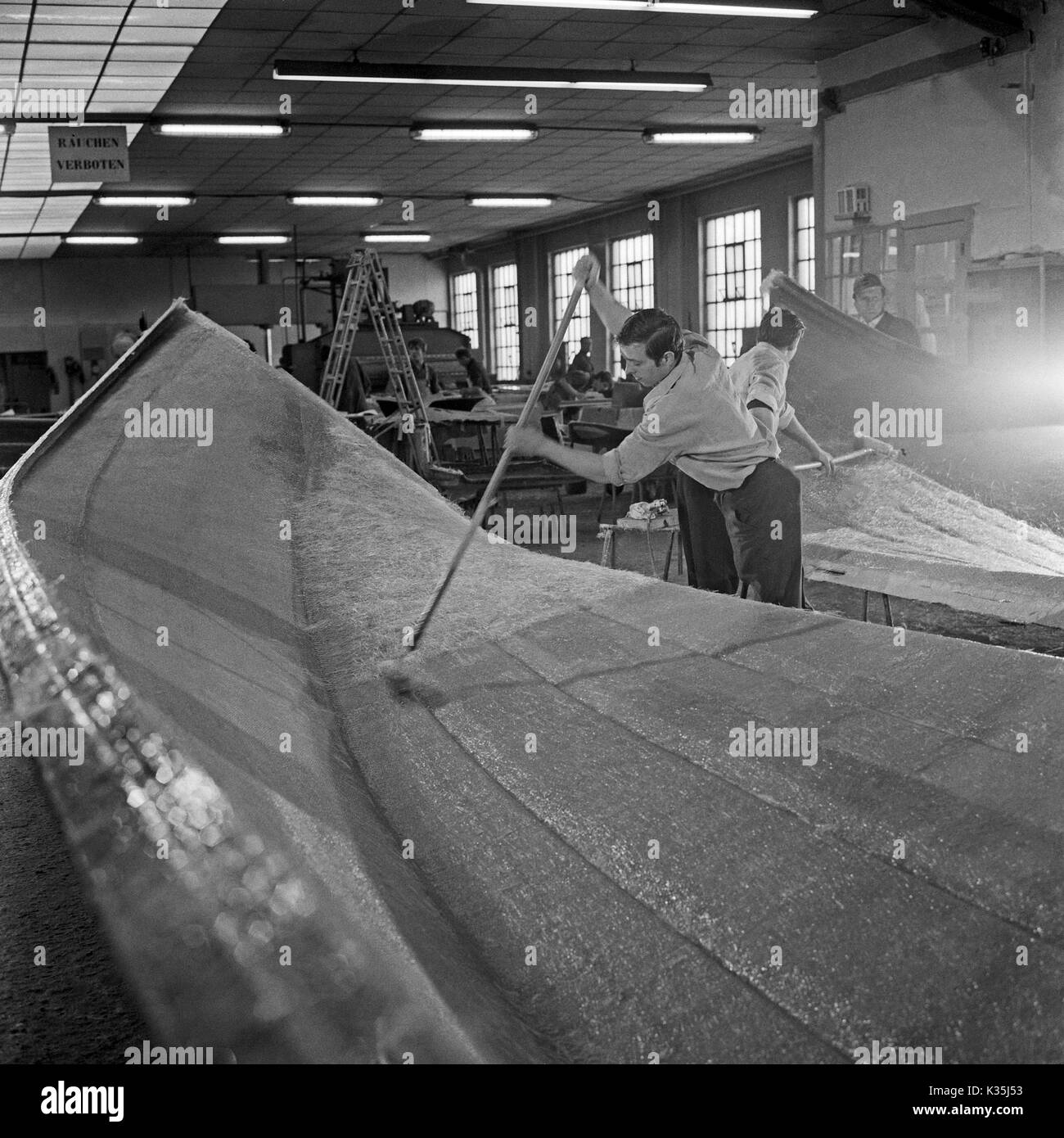 Werftarbeiter Bei Einer Bootswerft In Hamburg Bei Ihrer Täglichen Arbeit Deutschland 1960er 