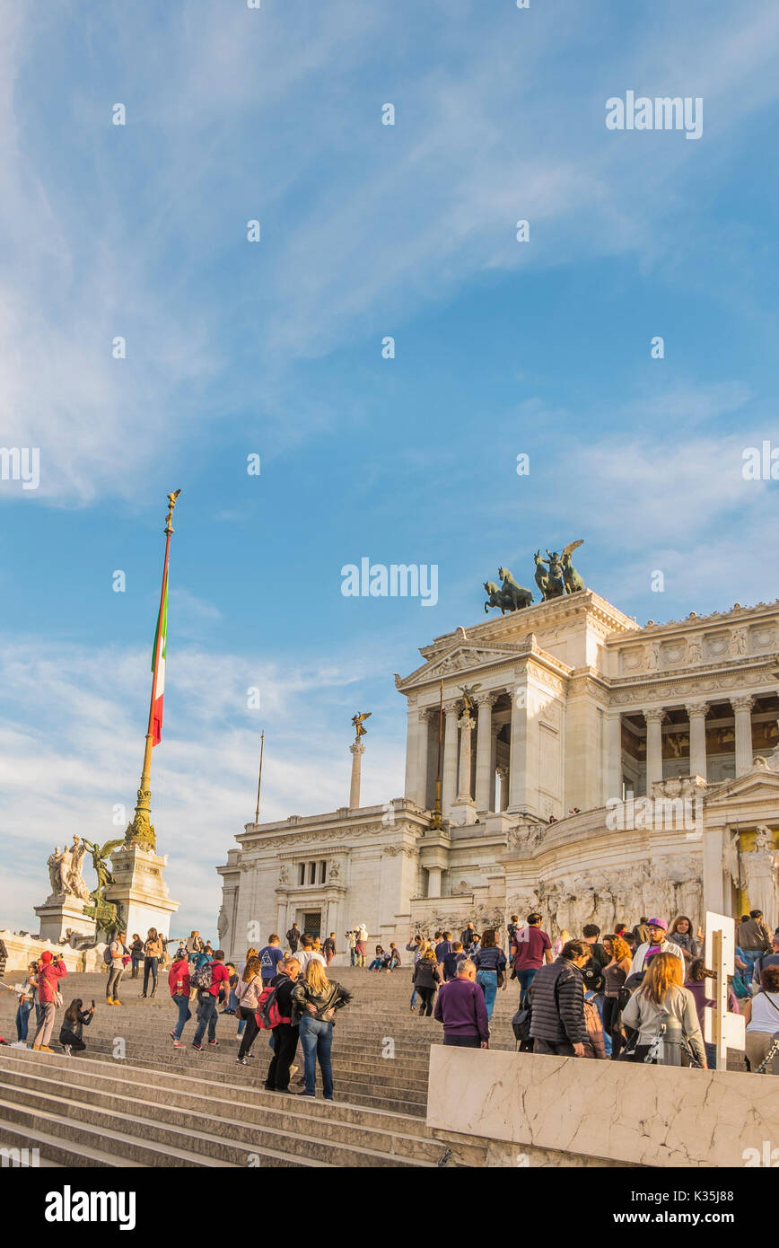 Touristen auf der Treppe von monumento Nazionale a Vittorio Emanuele II. Stockfoto