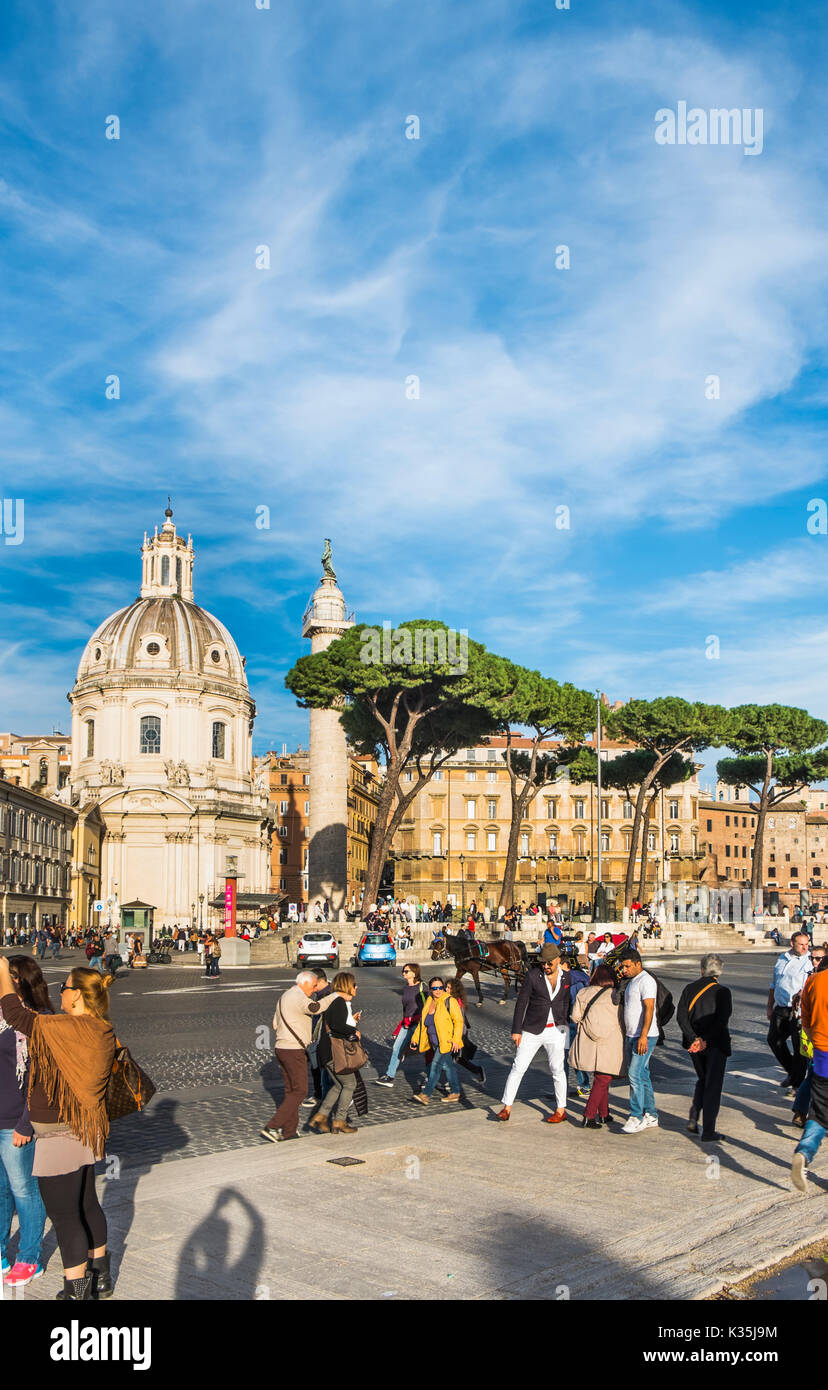 Touristen an der Piazza Venezia, santissimo Nome di Maria Al Foro Traiano und Trajan Spalte im Hintergrund Stockfoto