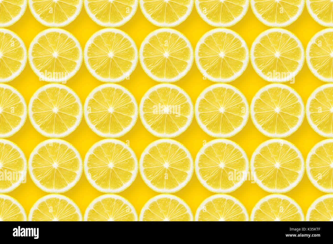 Zitronenscheiben nahtlose Muster auf gelbem Hintergrund Stockfoto