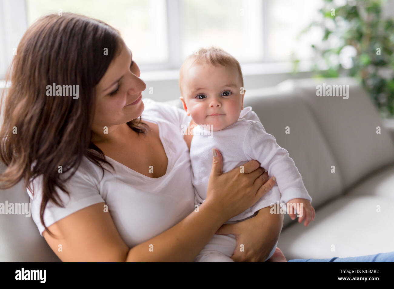 Mutter mit Baby auf dem Sofa Stockfoto