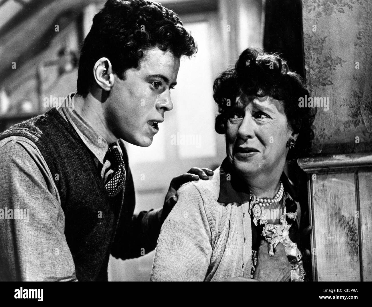 Ein Schrei aus den Straßen, Großbritannien 1958, Regie: Lewis Gilbert, Darsteller: Sean Barett, Avice Landone (?) Stockfoto