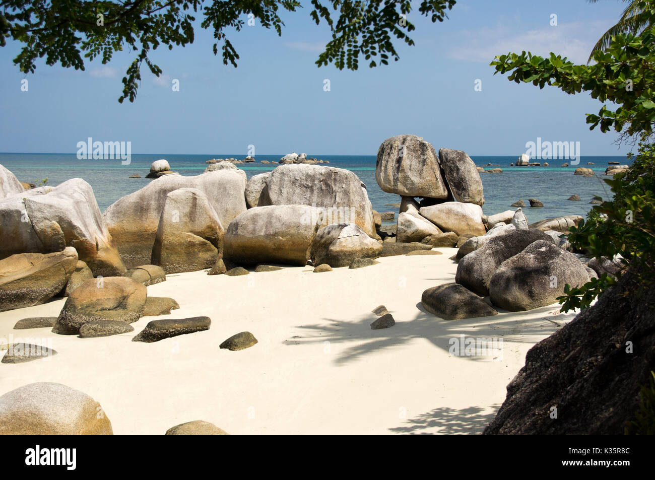 Natürliche Felsen im Meer und auf einem weißen Sandstrand auf der Insel belitung am Nachmittag, Indonesien. Stockfoto