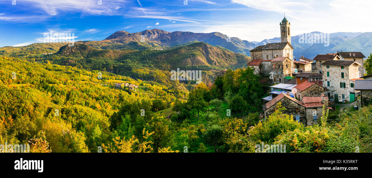 Traditionelle Castelcanafurone Dorf, mit Blick auf Berge, Emilia Romagna, Italien. Stockfoto