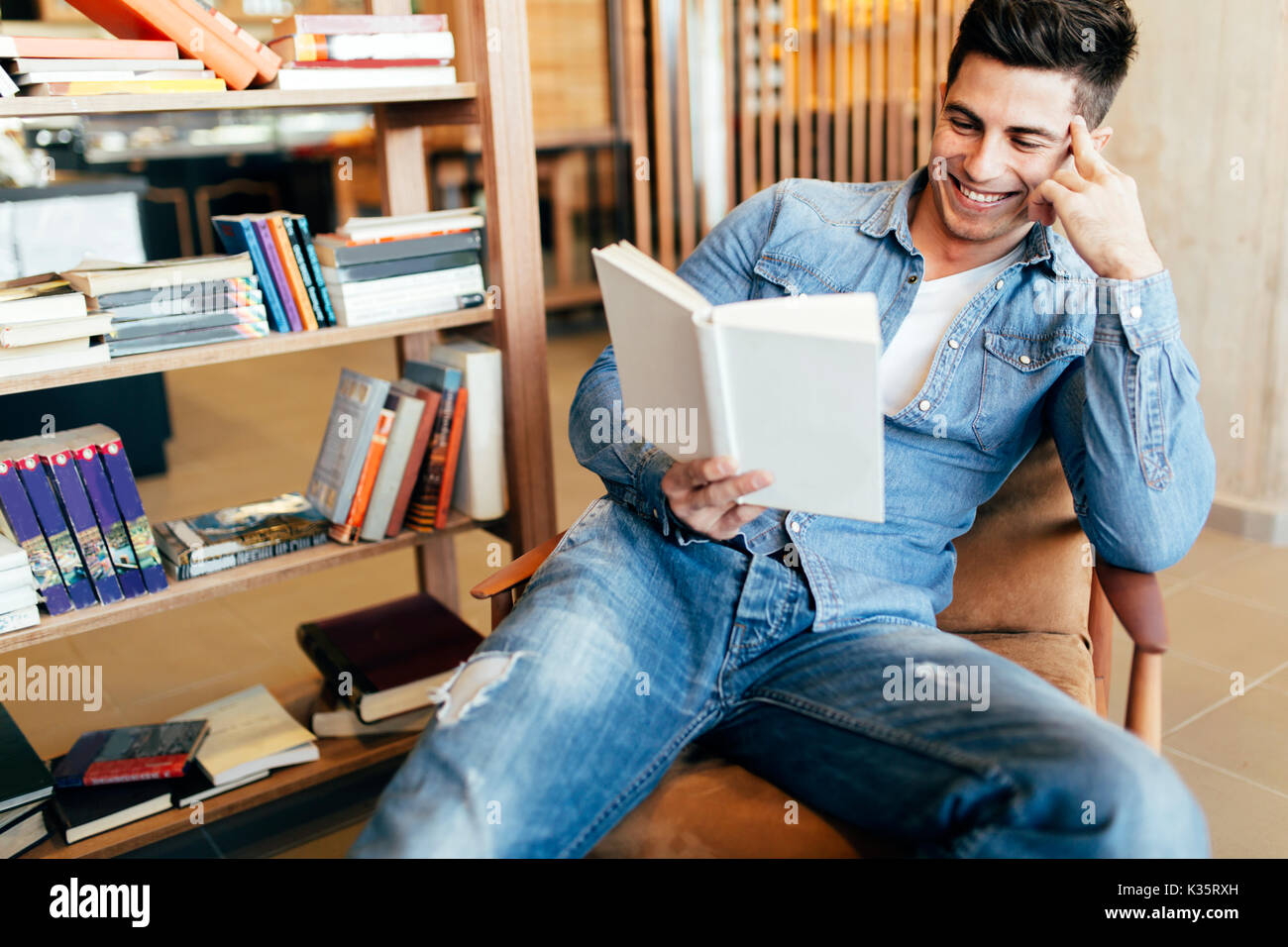 Schöner Mann studieren Stockfoto