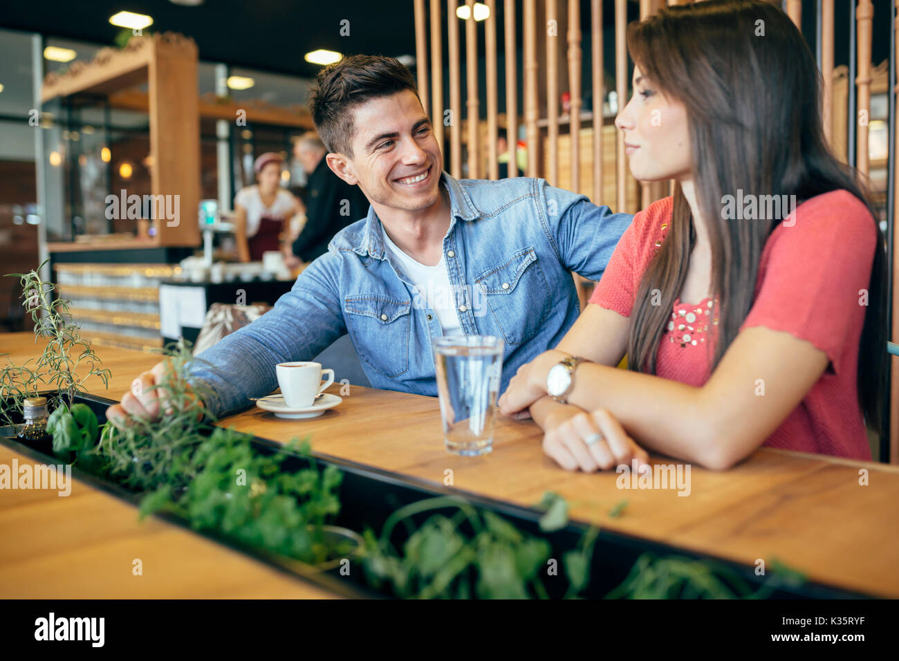 Glückliches junges Paar im Restaurant Stockfoto