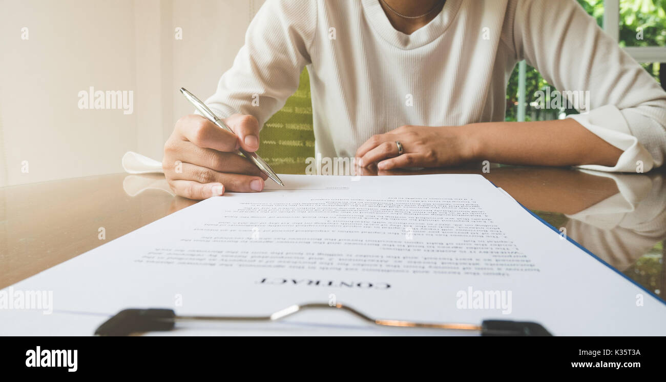 Frau Stift für die Unterschrift auf dem Vertrag Dokument in Business Konzept Stockfoto