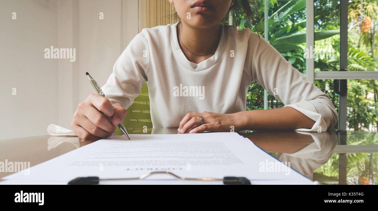 Frau Stift für die Unterschrift auf dem Vertrag Dokument in Business Konzept Stockfoto