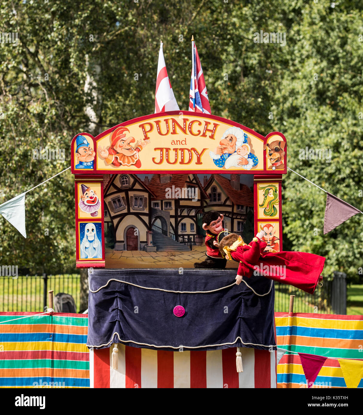Ein traditionelles Kasperletheater von David Wilde in einem englischen Park im Sommer in Brentwood, Essex Stockfoto