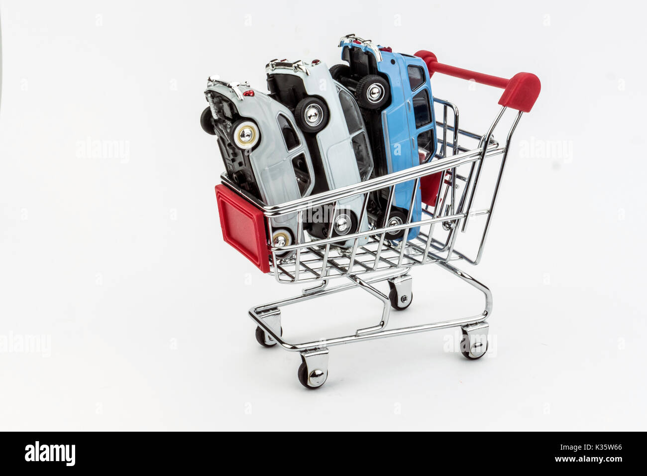 Traditionelle Warenkorb voller Mini-autos, Business Konzept Stockfoto