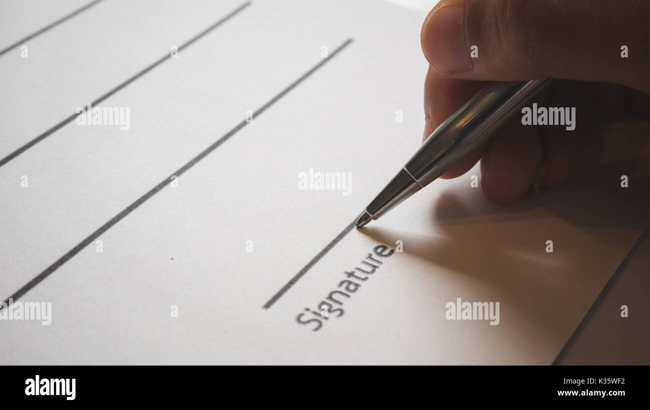 Nahaufnahme der Hand halten Stift für die Unterschrift auf dem Vertrag Dokument in Business Konzept Stockfoto