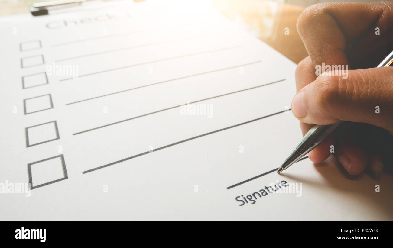 Nahaufnahme der Hand halten Stift für die Unterschrift auf dem Vertrag Dokument in Business Konzept Stockfoto