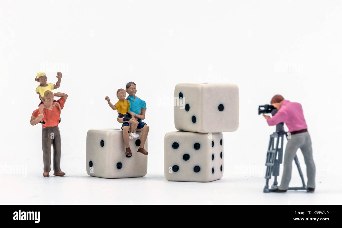 Spiel Parchis, miniatur Figuren auf Würfel Stockfoto
