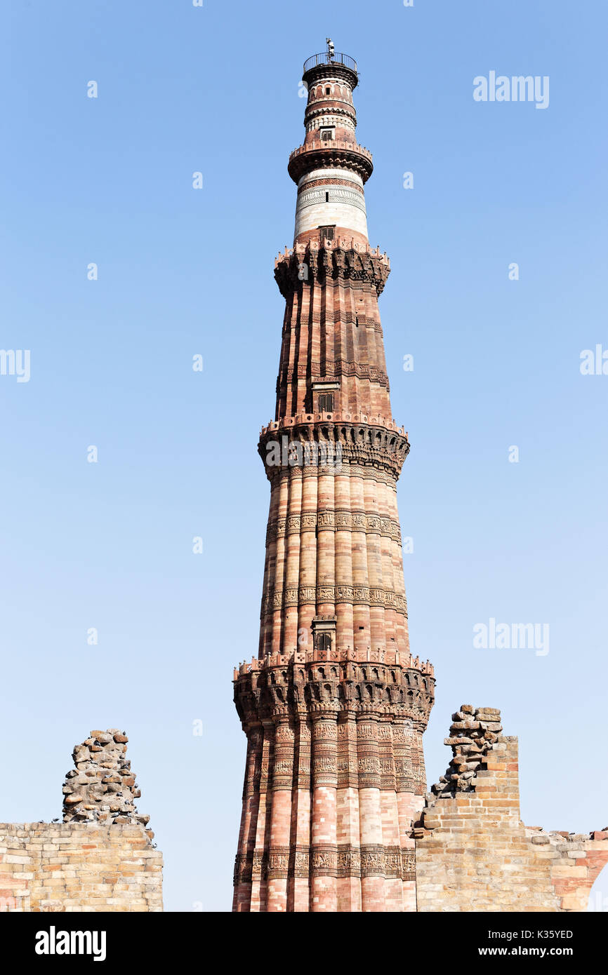 Delhi, Indien. Aus rotem Sandstein und Marmor, Qutb Minar ist ein 73-Meter (240 Fuß) hoch sich verjüngenden Turm von fünf Geschichten. Stockfoto
