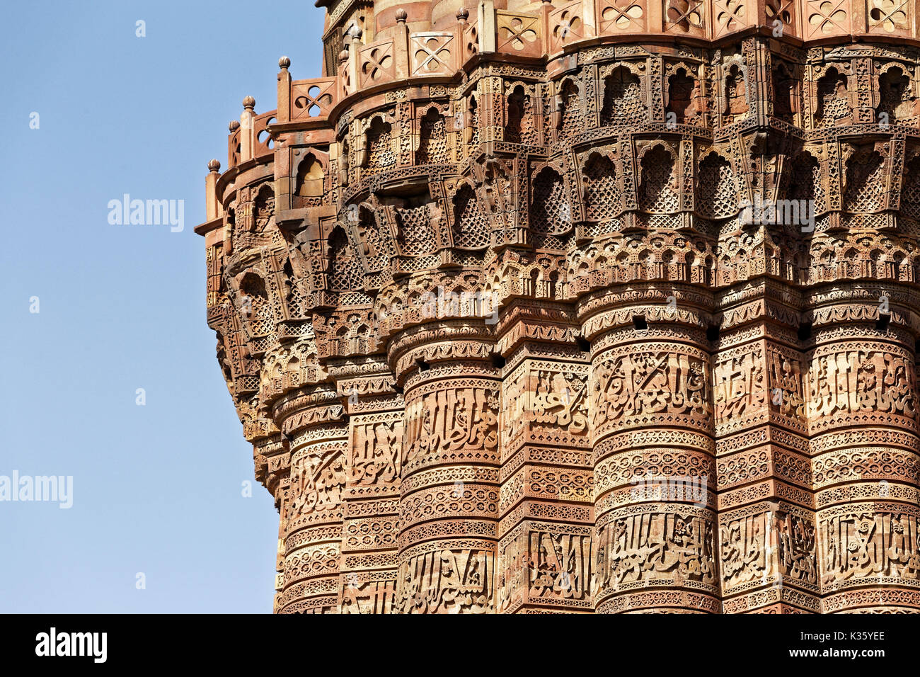 Delhi, Indien. Aus rotem Sandstein und Marmor, Qutb Minar ist ein 73-Meter (240 Fuß) hoch sich verjüngenden Turm von fünf Geschichten. Stockfoto