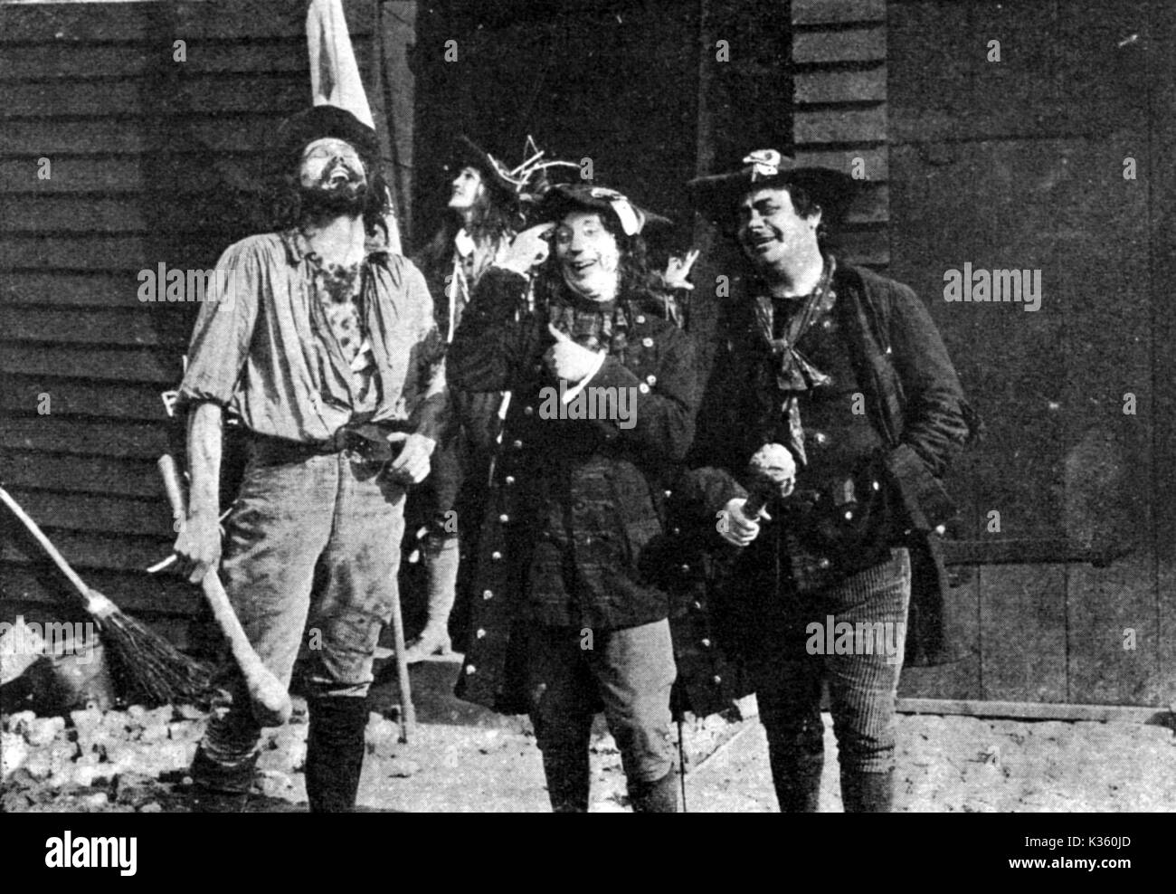 BARNABY RUDGE HUGH (STEWART ROME), SIMON (HARRY BUSS UND DENNIS (HARRY ROYSTON) IN HIGH SPIRITS BARNABY RUDGE STEWART ROME als Maypole Hugh, HARRY BUSS als Simon Tappertit, HARRY ROYSTON als Dennis in High Spirits Datum: 1915 Stockfoto