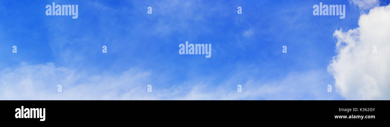Panorama Blick auf den blauen Himmel Stockfoto
