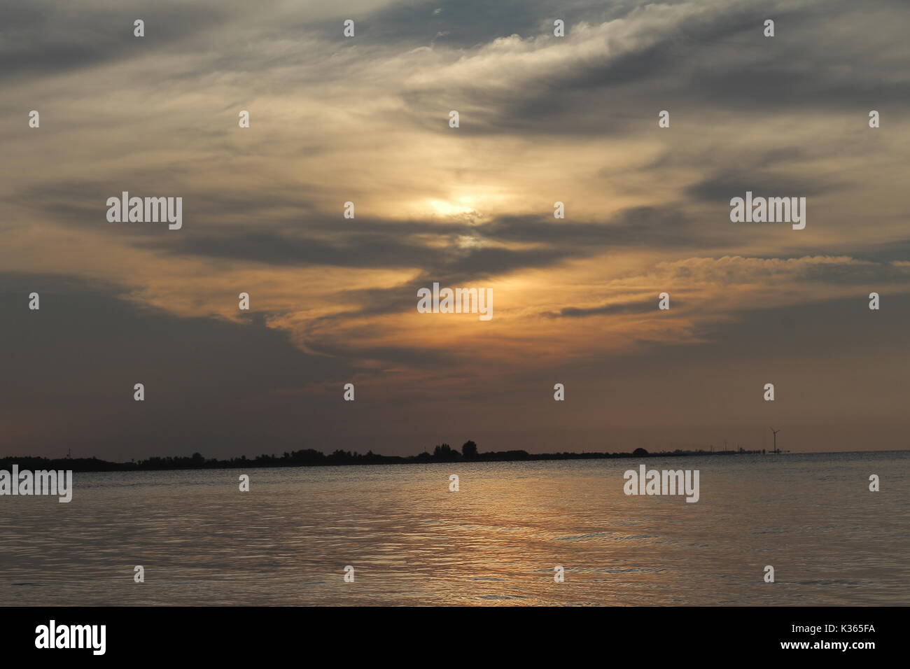 Sonnenuntergang und See und Himmel Stockfoto