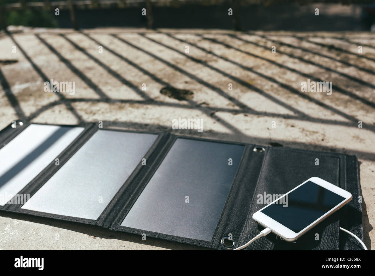 Handy aufladen Über das Solarmodul. Moderne alternative Energiekonzept Stockfoto