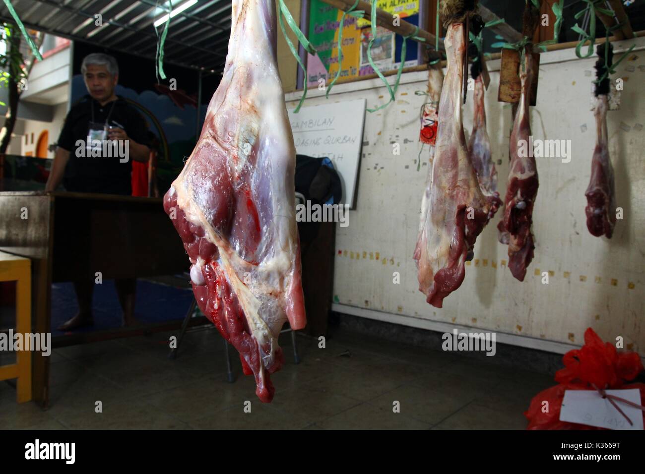 Bekasi, Indonesien. 15. Oktober, 2013. Das Fleisch der Qurban ist bereit, zu den Nachbarn verteilt zu werden, die von der Moschee Ausschuß während Idul Adha. Credit: kuncoro Widyo Rumpoko/Pacific Press/Alamy leben Nachrichten Stockfoto