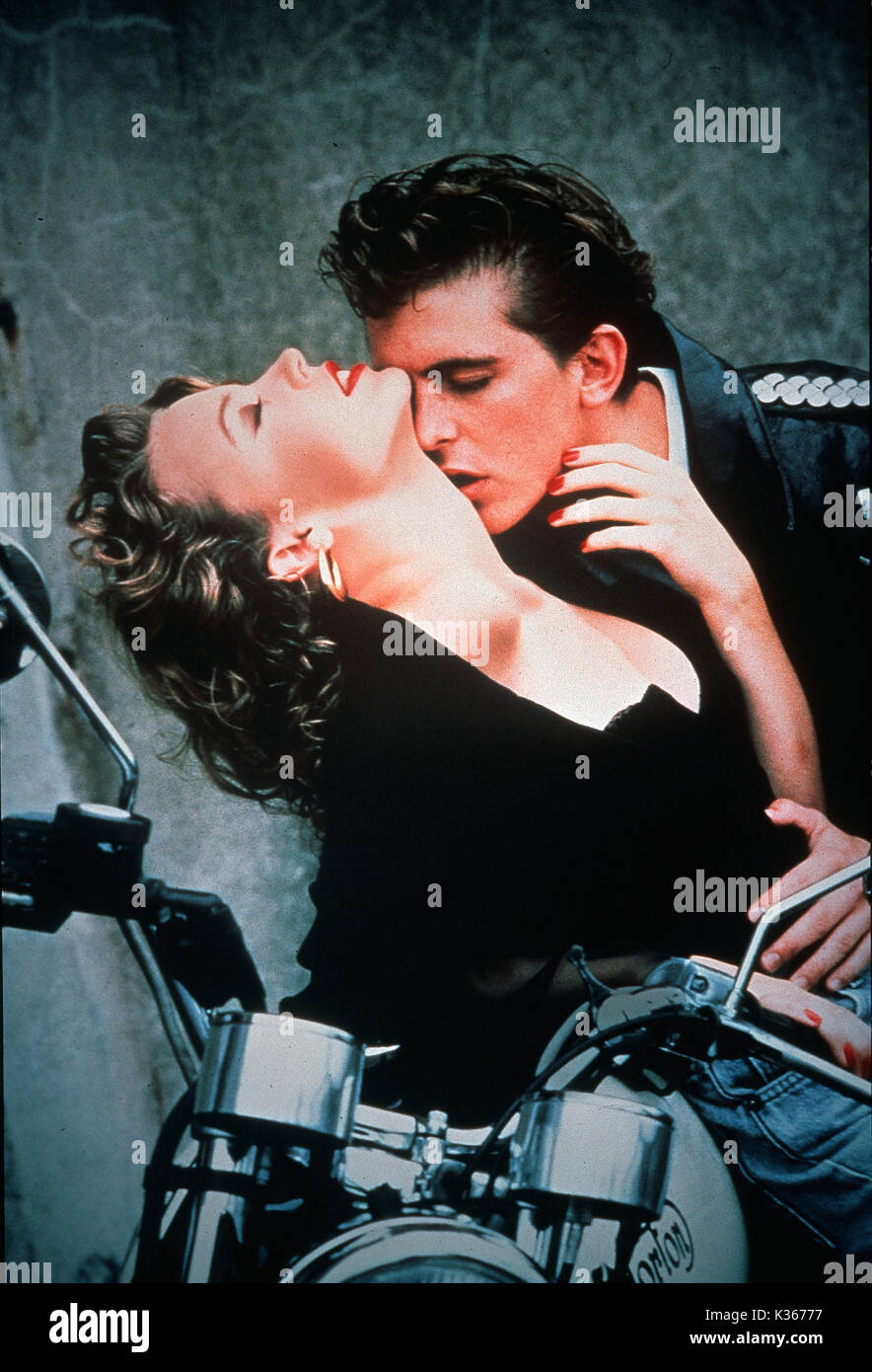 Die DELINQUENTEN KYLIE MINOGUE, Charlie Schlatter Motorrad: Norton Commando Datum: 1989 Stockfoto