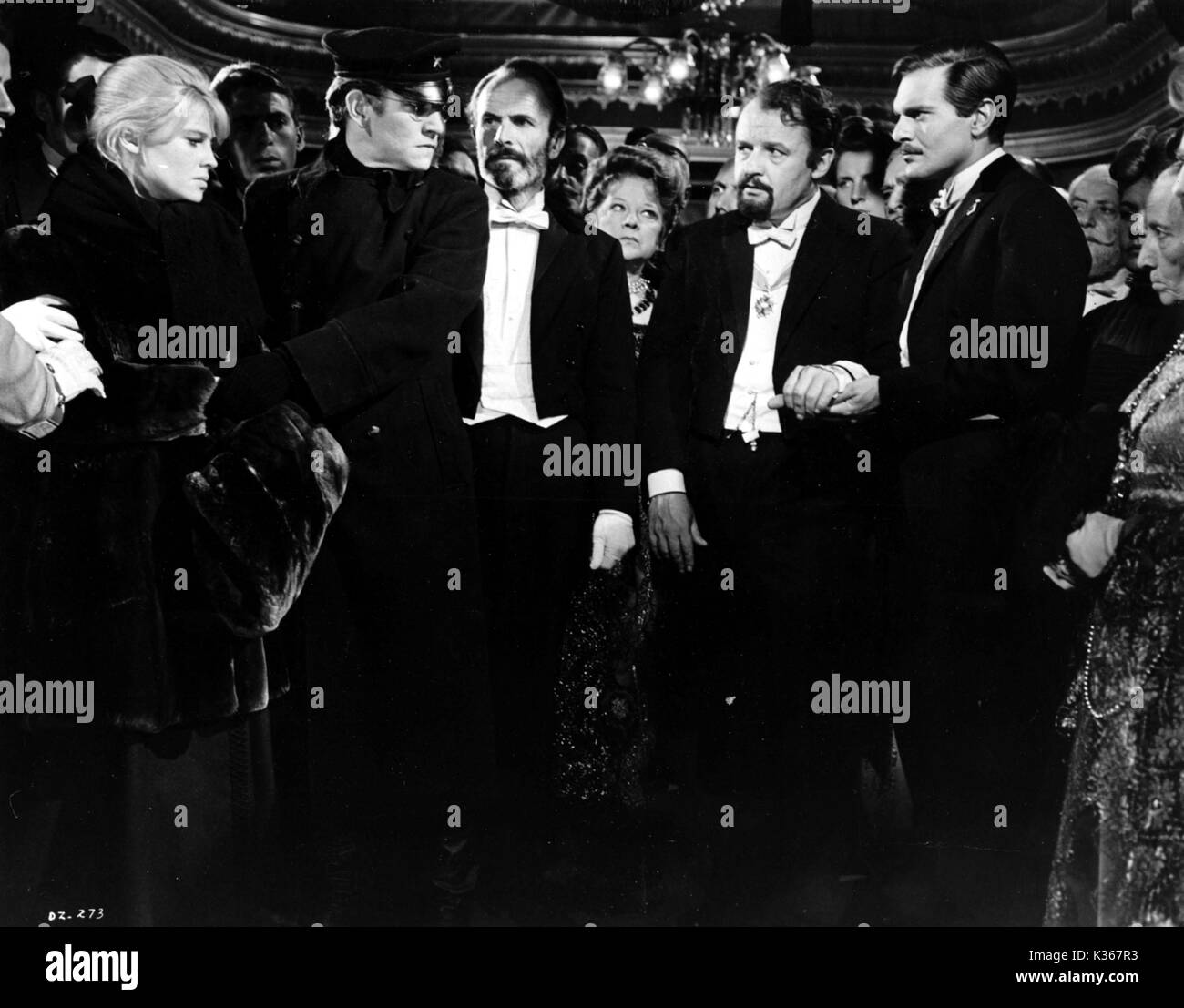 DR. ZHIVAGO L-R:JULIE CHRISTIE, TOM COURTNEY, ROD STEIGER UND OMAR SHARIF DOKTOR ZHIVAGO Stockfoto