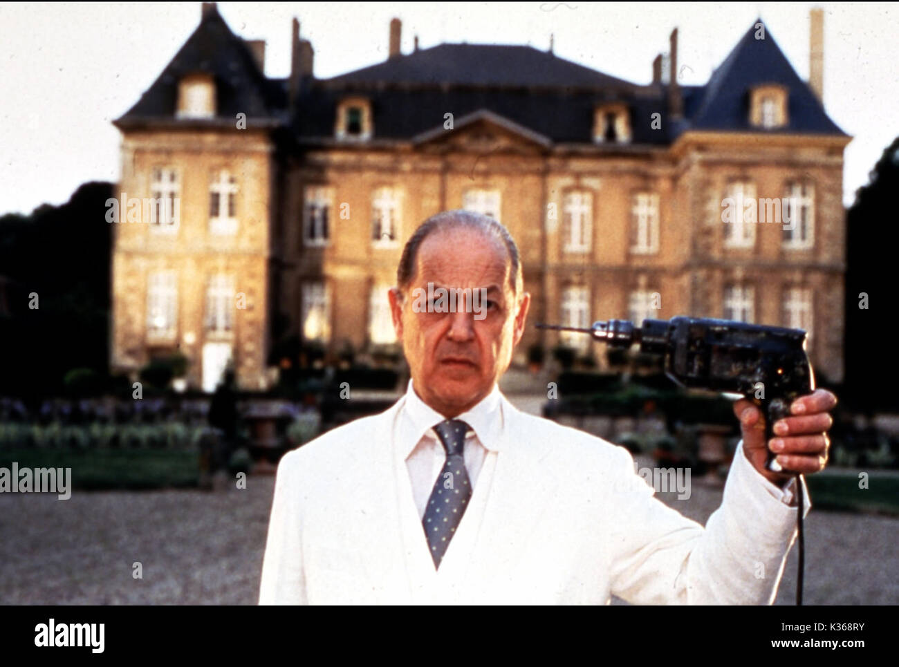 8 1/2 FRAUEN JOHN STANDING Datum: 1999 Stockfoto