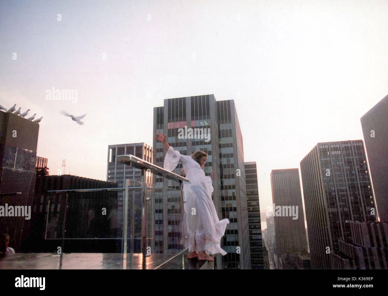 EXORCIST II: THE HERETIC Linda Blair auf dem Sims Datum: 1977 Stockfoto