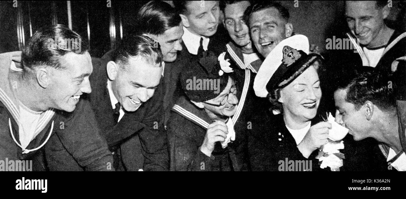 GRACIE FIELDS, CREW VON HMS Manchester Stockfoto GRACIE FIELDS, CREW VON HMS Manchester Stockfoto