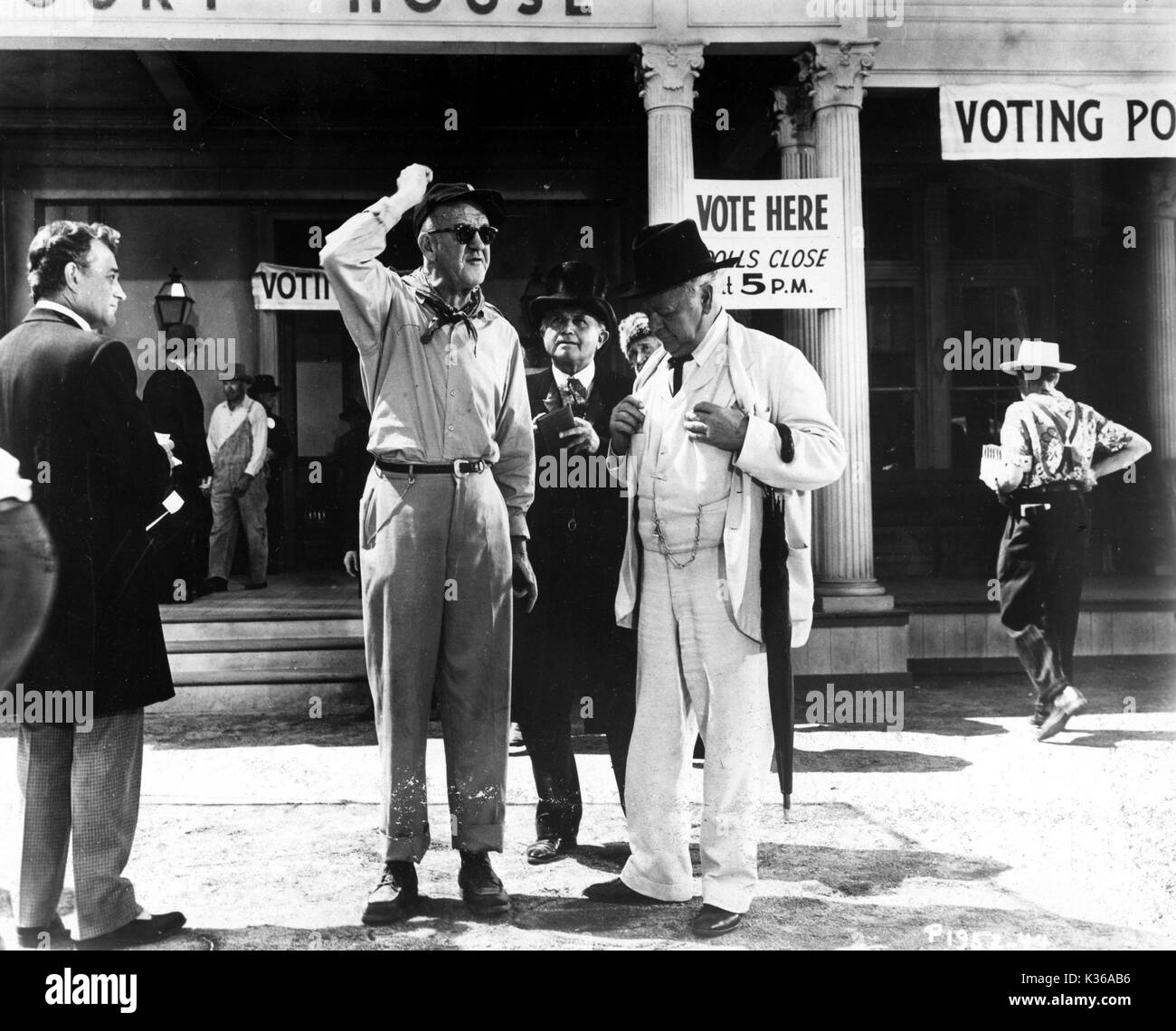 JOHN FORD, DIREKTOR MIT CHARLES WINNINGER, Schauspieler am Set von "Die Sonne scheint hell' uns 1953. Stockfoto