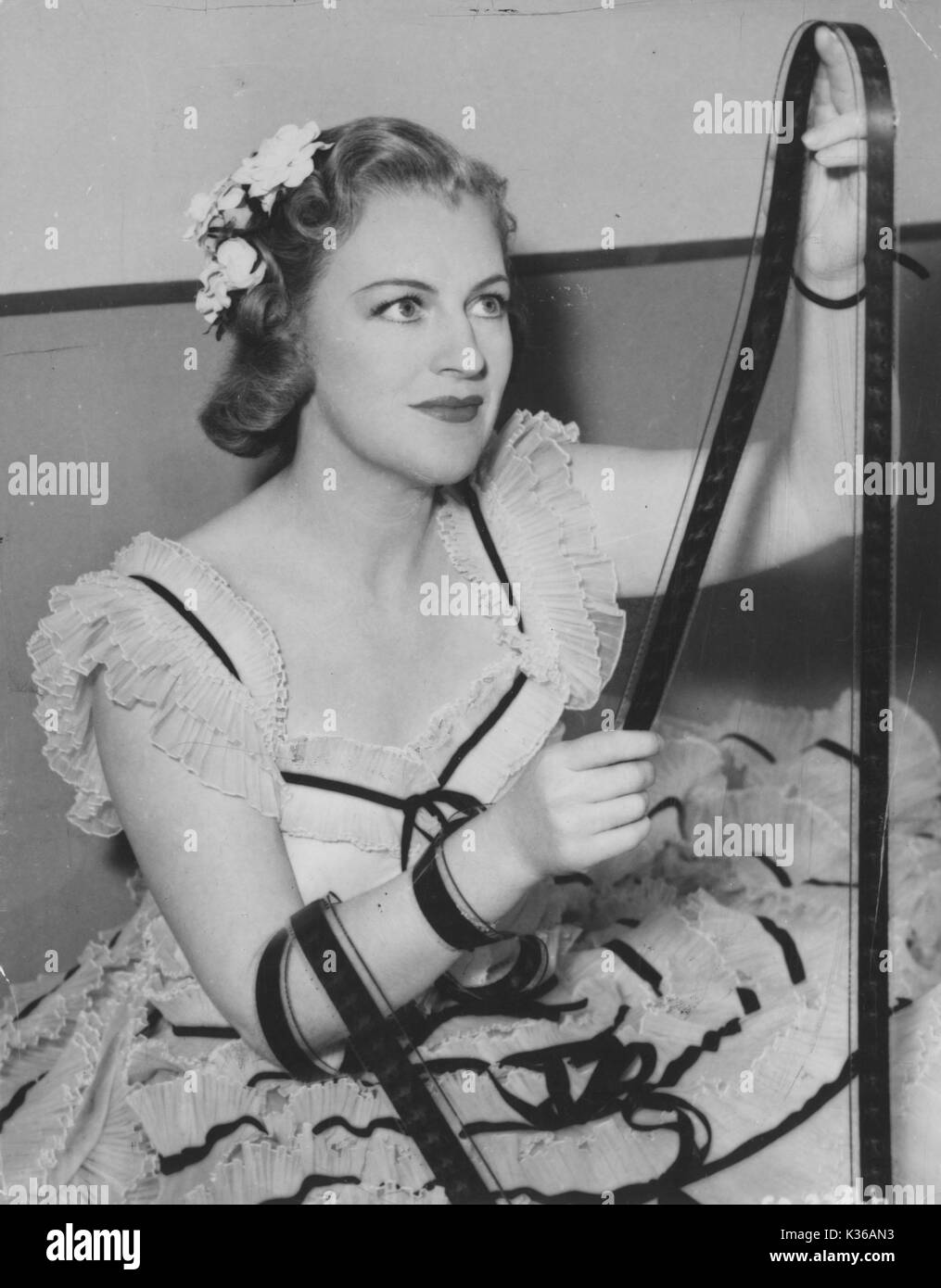 GRACIE FIELDS Schauspielerin und Sängerin dargestellte PRÜFUNG AUFNAHMEN VON SICH SELBST IN DER WERFT SALLY FI FILM HANDHABUNG Stockfoto GRACIE FIELDS Schauspielerin und Sängerin dargestellte PRÜFUNG AUFNAHMEN VON SICH SELBST IN DER WERFT SALLY FI FILM HANDHABUNG Stockfoto