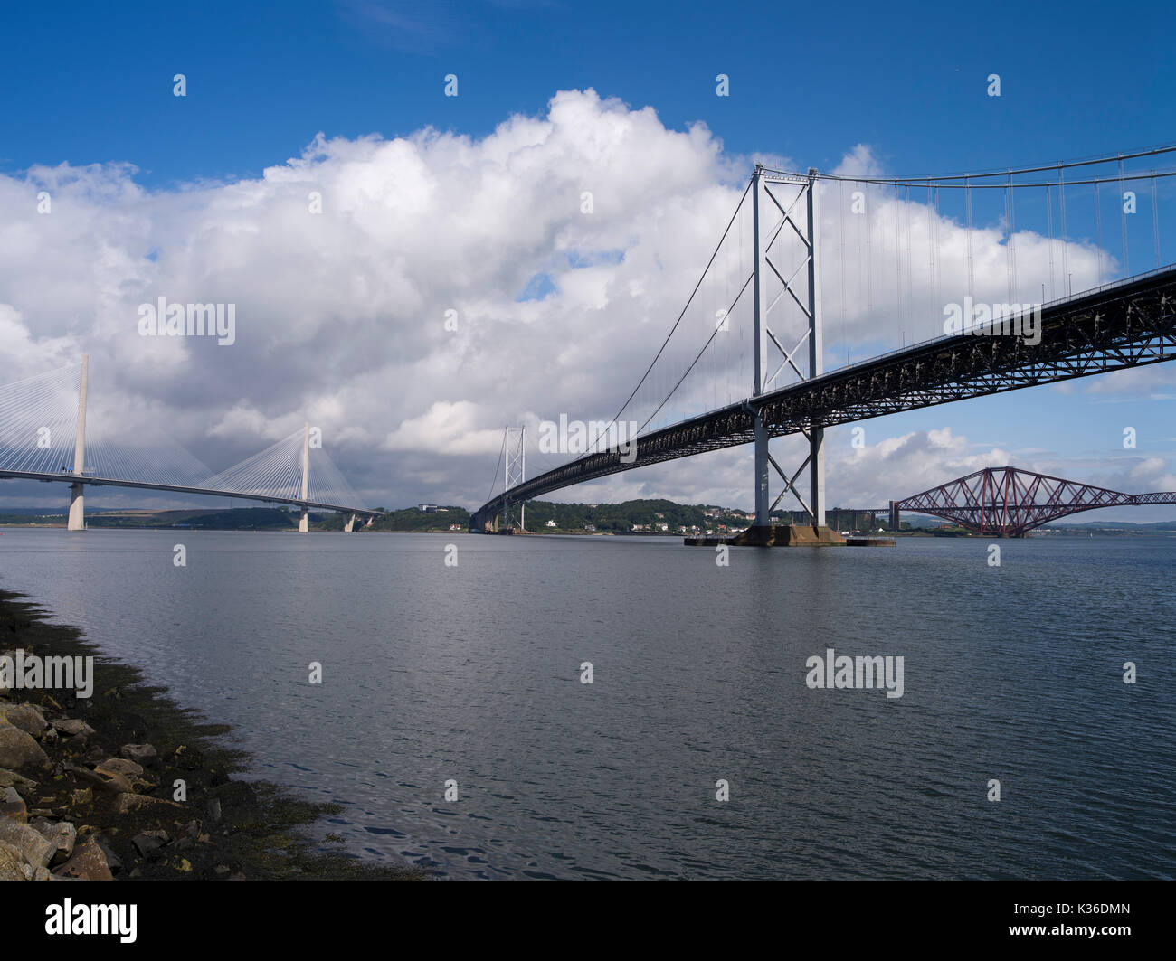 Dh Queensferry Kreuzung FORTH BRIDGE Firth von weiter Drei River Forth Bridges Schottland Straßenbrücke Stockfoto